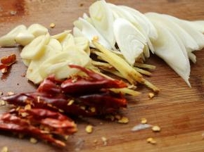 香料处理一下。切成片或者丝。