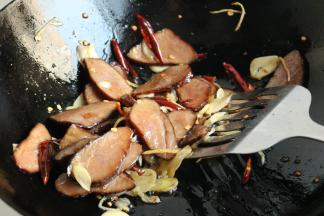 煸炒一会，腊肉和香料的香气完全融合。