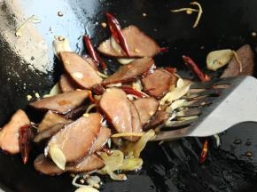 煸炒一会，腊肉和香料的香气完全融合。