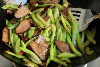 煸炒至芹菜断生即可。