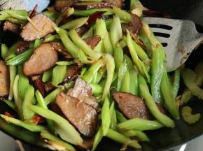 煸炒至芹菜断生即可。