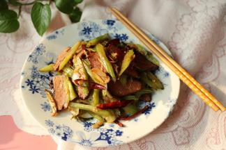 好吃的芹菜煸腊肉就做好了。