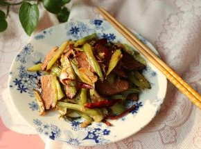 好吃的芹菜煸腊肉就做好了。