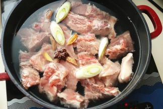 排骨冷水入锅，加葱段姜片和一个八角，煮开后再煮20分钟至排骨熟透。