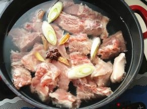 排骨冷水入锅，加葱段姜片和一个八角，煮开后再煮20分钟至排骨熟透。