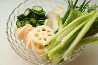 准备好配菜，莲藕去皮洗净切片，黄瓜切片，杏鲍菇切片，油麦菜切大段，韭菜切大段。