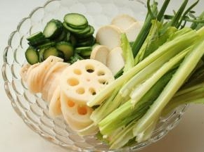 准备好配菜，莲藕去皮洗净切片，黄瓜切片，杏鲍菇切片，油麦菜切大段，韭菜切大段。