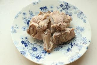 煮熟的排骨捞出洗净浮沫。