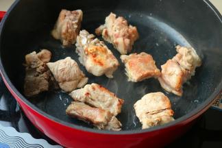 锅内加入花生油，放入排骨煎香至表面金黄，捞出待用。