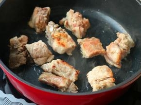锅内加入花生油，放入排骨煎香至表面金黄，捞出待用。