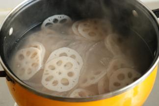 汤锅加水烧开，下入莲藕煮熟，关火后再放入粉皮，浸泡一会，捞出过凉水并沥干水分。