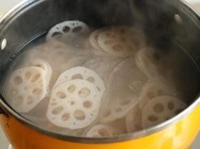 汤锅加水烧开，下入莲藕煮熟，关火后再放入粉皮，浸泡一会，捞出过凉水并沥干水分。