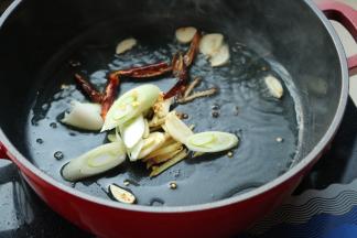 下入葱姜蒜干辣椒。