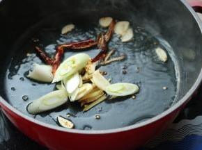 下入葱姜蒜干辣椒。