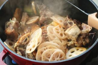 下入排骨，莲藕，杏鲍菇翻炒。