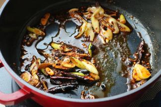 下入麻辣香锅底料，炒香。