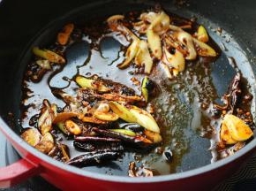 下入麻辣香锅底料，炒香。