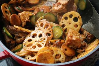 炒一会再放入黄瓜片，继续炒。