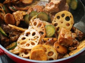 炒一会再放入黄瓜片，继续炒。