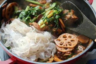 然后下入粉皮，搅匀即可关火。