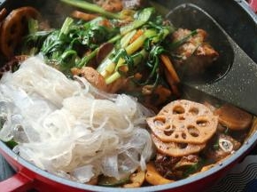 然后下入粉皮，搅匀即可关火。