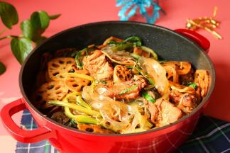 撒熟白芝麻就可以，锅直接上桌开吃吧。