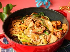 撒熟白芝麻就可以，锅直接上桌开吃吧。