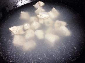 排骨冷水下锅，煮出血水后捞出