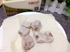 捞出后先用冷水冲净血沫，用纸巾吸干水份。