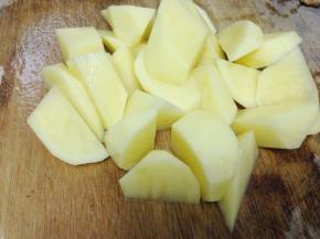 土豆洗净去皮切滚刀块