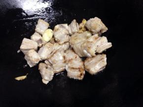 倒入排骨翻炒片刻