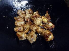 把老抽，酱油，蚝油都放入翻炒均匀至上色