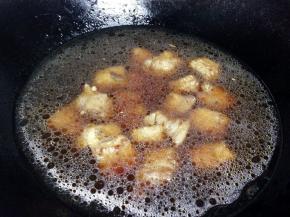 倒入清水，没过排骨为宜，大火烧开，小火焖煮30分钟