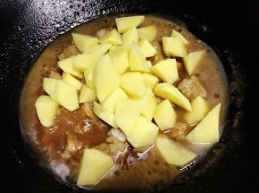 然后加入切好的土豆，焖煮至土豆软熟