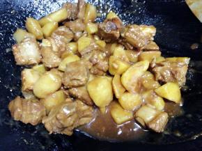 最后汁水浓稠即可出锅，撒上葱花