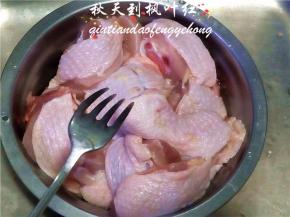 鸡腿洗净，用叉子扎上几个小孔，为了更好的入味，其实已经切成了鸡块省略此步也可以。