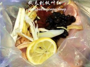 取一大碗，在碗上套个食品袋，加入鸡腿和所有辅料。