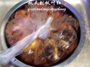 把食品袋封严，用手轻轻的揉搓，使调料均匀的裹上鸡腿。放入冰箱冷藏至少2小时以上，我放置了一夜。