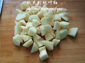 土豆洗净去皮，切成小的滚刀块
