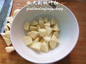 将一半的土豆块，放入容器底部。