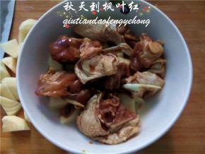 土豆块上面码上一层鸡肉。