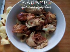 土豆块上面码上一层鸡肉。