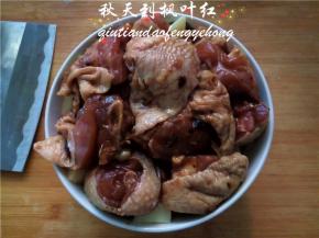 再放入一层土豆块，码上一层鸡肉