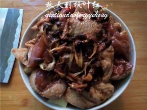 最后浇上腌制鸡肉的汤汁。