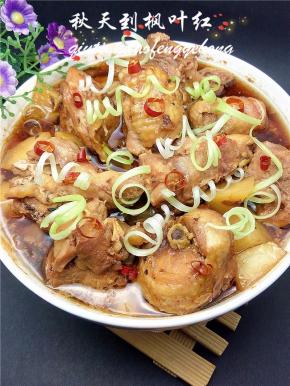 上面点缀上葱丝和红椒，看着很有食欲吧。