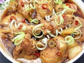 上面点缀上葱丝和红椒，看着很有食欲吧。