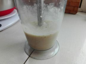 香蕉用料理机打成细腻糊（提前打好，容易氧化，最好用的时候打）