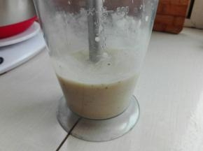 香蕉用料理机打成细腻糊（提前打好，容易氧化，最好用的时候打）