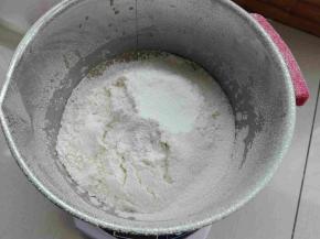 筛入低粉，泡打粉搅拌均匀