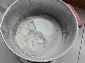 筛入低粉，泡打粉搅拌均匀